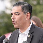 Kongressledamoten Robert Garcia under en presskonferens om Epsteindokumenten i november.