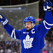 Auston Matthews jublar efter ett av nattens mål.