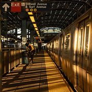 Ett F-tåg i New Yorks tunnelbana. Enligt CNN åker stadens hemlösa ofta med F-linjen nattetid för att få någonstans att sova. Både kvinnan och Zapeta-Calil ska ha åkt linjen innan han misstänks ha tänt eld på henne. 