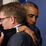 Carney och Obama kramas under presskonferensen i dag.