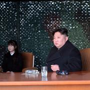 Kim Jong-Un och den flicka som förmodas vara  hans dotter Kim Ju-Ae inspekterar militärövning.