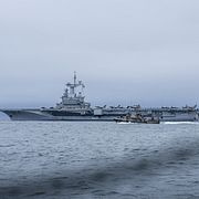 HMS Rapp framför Charles de Gaulle