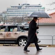 En utbränd civil polisbil efter vandaliseringar i samband med en demonstration i stadsdelen Skäggetorp i Linköping våren 2020.