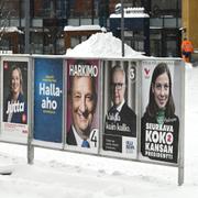 Valaffischer i finska Espoo. Bilden är tagen den 18 januari.