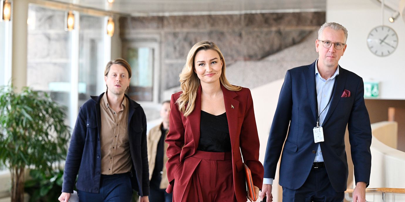 Ebba Busch (KD) kommenterar mötet med talmannen under en pressträff i riksdagen.