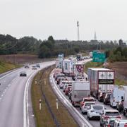 Långa köer efter att en buss med studenter vält med flera skadade, på E4 strax utanför Linköping.