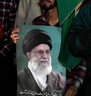 En bild på Irans högste ledare, ayatolla Ali Khamenei. 