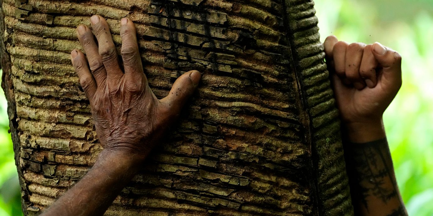 En granskning av The Guardian visade hur företag och stiftelser erbjuder urfolk i den bolivianska Amazonas pengar för det som lokalbefolkningen beskriver som ”osynlig luft”.