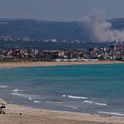Rök syns i staden Tyr i södra Libanon