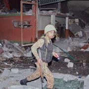 Pakistansk soldat efter en indisk robotattack i Kashmir i natt.