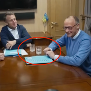 Vad är det Macron och Merz städar upp från bordet när fotografernas kameror smattrar? En pappersnäsduk och en tandpetare.