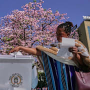 Omröstningen har inletts i Uganda. En kvinna lägger sin valsedel i huvudstaden Kampala på torsdagen. 