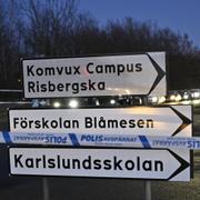 Skylt med Komvux Campus Risbergska och polisens avspärrningsband.