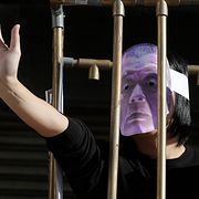 En aktivist demonstrerar till stöd för Lai