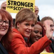 Nicola Sturgeon (i rött) på ett valmöte den 16 maj.