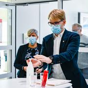 Kommunalråden Roger Valhammer och Beate Husa presenterade de nya åtgärderna på söndagen