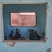 Vardagen återvänder till Syrien. På bilden syns skolelever i Idlib den 19 oktober. Fönstret är omgivet av skotthål från de hårda striderna mellan Bashar al-Assads styrkor och rebellgrupper.