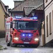 Räddningstjänsten på plats på Skansen där en brand utbröt under lördagsmorgonen i glasbruket.