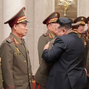 Kim Jong- Un möter soldater som varit stationerade i Kursk, 20 augusti 2025. Fotografiet är publiceerat av Nordkoreas styre och förmedlat av AP. 