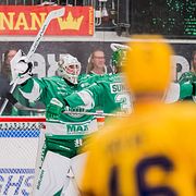Rögles målvakt Calle Clang jublar efter ishockeymatchen i SHL mellan Rögle och Djurgården.