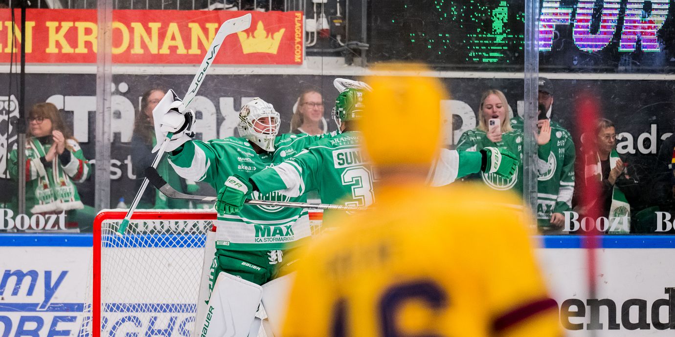 Rögles målvakt Calle Clang jublar efter ishockeymatchen i SHL mellan Rögle och Djurgården.