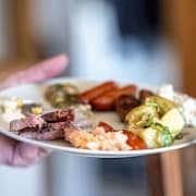 En tallrik med julmat.