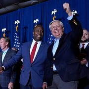 Donald Trump under valnatten tillsammans med bland andra Lindsey Graham (längst till höger).
