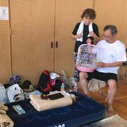 Akira Tanimoto och hustrun Chieko Tanimoto har tagit sin tillflykt till ett evakueringscenter på en skola.
