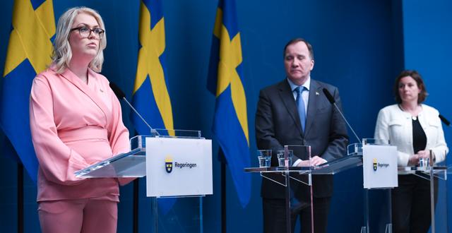 Socialminister Lena Hallengren (S), statsminister Stefan Löfven (S) och vice Statsminister Isabella Lövin (MP).  Erik Simander / TT / TT NYHETSBYRÅN