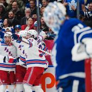 New York Rangers' Blake Wheeler, Erik Gustafsson, Chris Kreider,, Braden Schneider och Mika Zibanejad firar ett av nattens mål mot Toronto. 