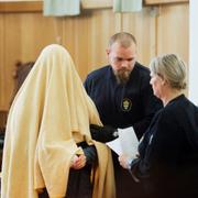 Den man som misstänkt begått dubbelmord anländer till Hudiksvalls tingsrätt, 27 december.