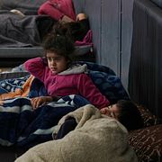 Folk på flykt undan flyganfallen i Beirut sover över i en skola.