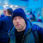 Aksel Hennie på plats under rättegången.