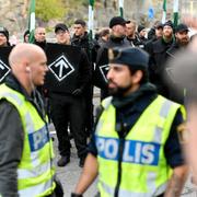 Polis på plats vid den tillståndslösa nazistmarschen i centrala Göteborg på söndagen