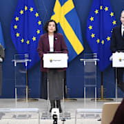 Kulturminister Parisa Liljestrand (M), utbildnings- och integrationsminister Simona Mohamsson (L) och Mathias Bengtsson, utbildningspolitisk talesperson för Kristdemokraterna, presenterar förslag som ska öka insynen i fristående förskolor och skolor, under en pressträff på måndagen. 