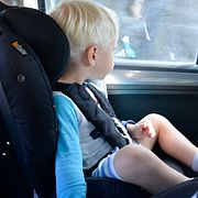 Man ska aldrig lämna sina barn ensamma i bilen under sommaren – inte ens i några minuter.