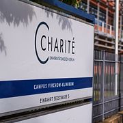 Mannen vårdas på sjukhuset Charité i Berlin.