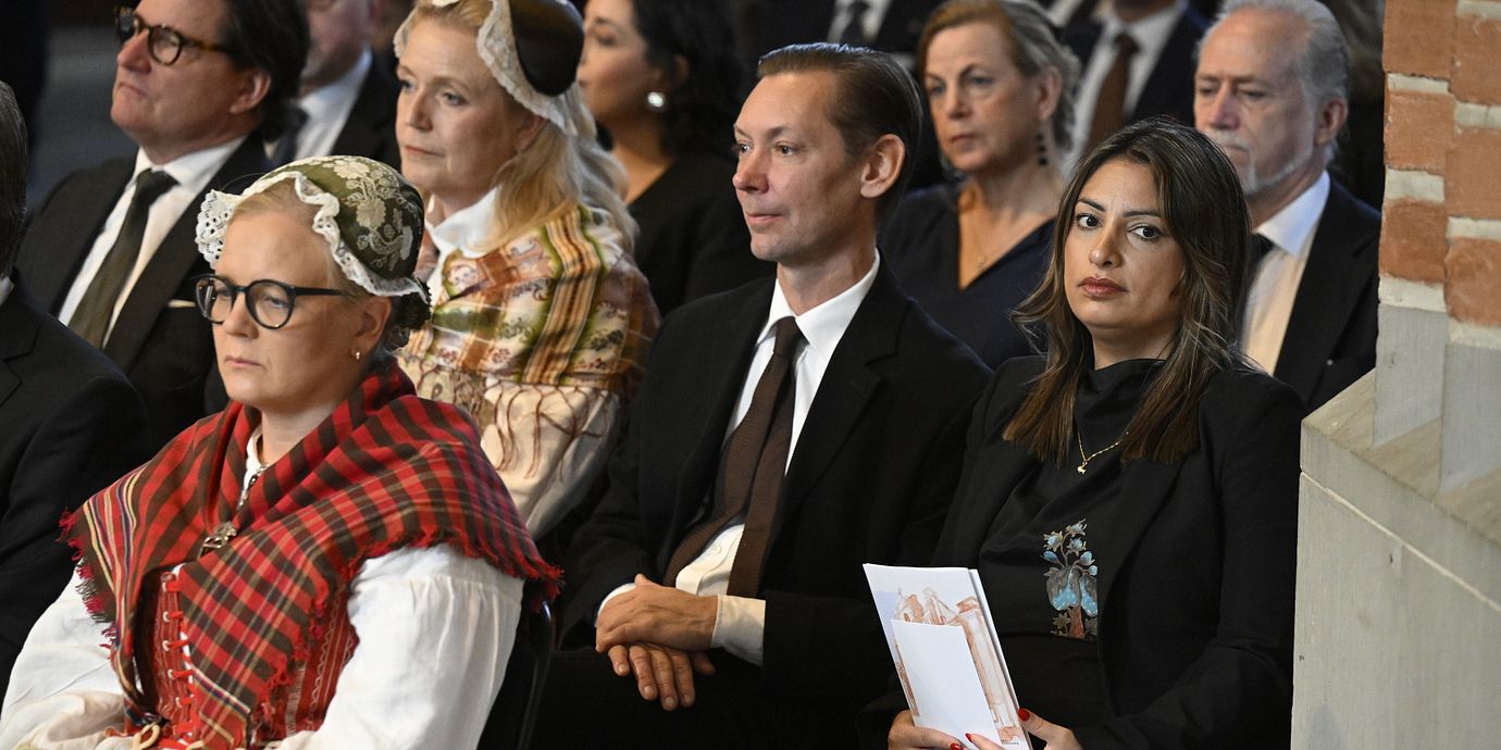 Nooshi Dadgostar (V) och Elisabeth Thand Ringvist (C) satt bredvid varandra under riksmötets öppnande tidigare i veckan.