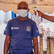 Vårdpersonal kontrollerar kroppstemperaturen på en person vid gränsen mellan Uganda och Kongo-Kinshasa i början av juni.