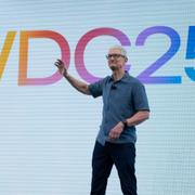 Apples vd Tim Cook visade upp sig och talade sig varm för den nya designuppdateringen med ”liquid glass”. 