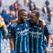 Djurgårdens Emmanuel Banda och Joel Asoro firar segern.