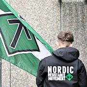 En ung kvinna bokade en bygdegård utanför Västerås – sen dök personer med kopplingar till Nordiska motståndsrörelsen upp.