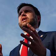 JD Vance på flygplatsen i Schweiz.