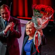 Andersson fick en bukett med rosor av Stefan Löfven. 