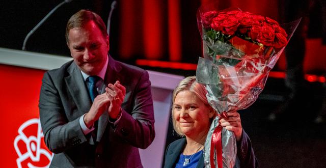 Andersson fick en bukett med rosor av Stefan Löfven.  Adam Ihse/TT / TT NYHETSBYRÅN