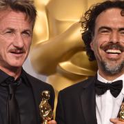 Sean Penn och Alejandro González Iñárritu på Oscarsgalan.