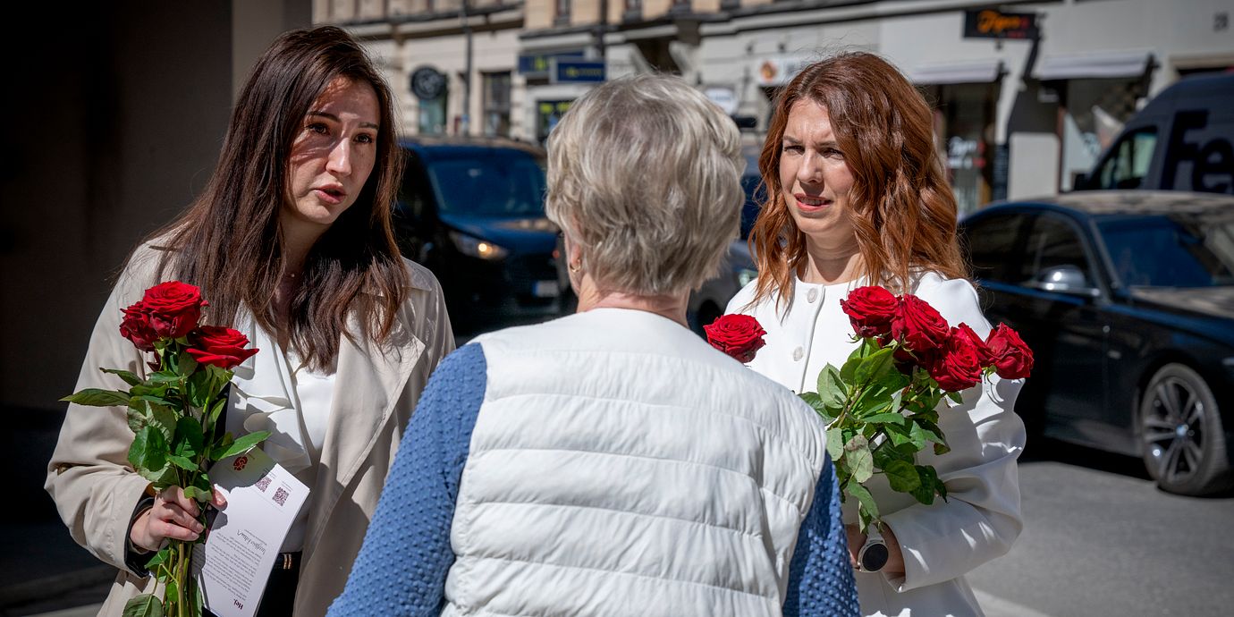 Aida Hadzialic (S), finansregionråd i Region Stockholm, och Emilia Bjuggren (S), skol-, arbetsmarknads- och personalborgarråd i Stockholms kommun, i maj.