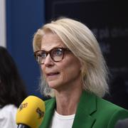 Finansminister Elisabeth Svantesson (M) intervjuas i samband med en pressträff där en nyhet i den kommande höstbudgeten presenterades, på tisdagen. 