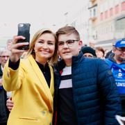 Ebba Busch tar en selfie under ett partimöte i Västerås 2019.