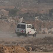 Röda Korset transporterar en av de döda ur gisslan.